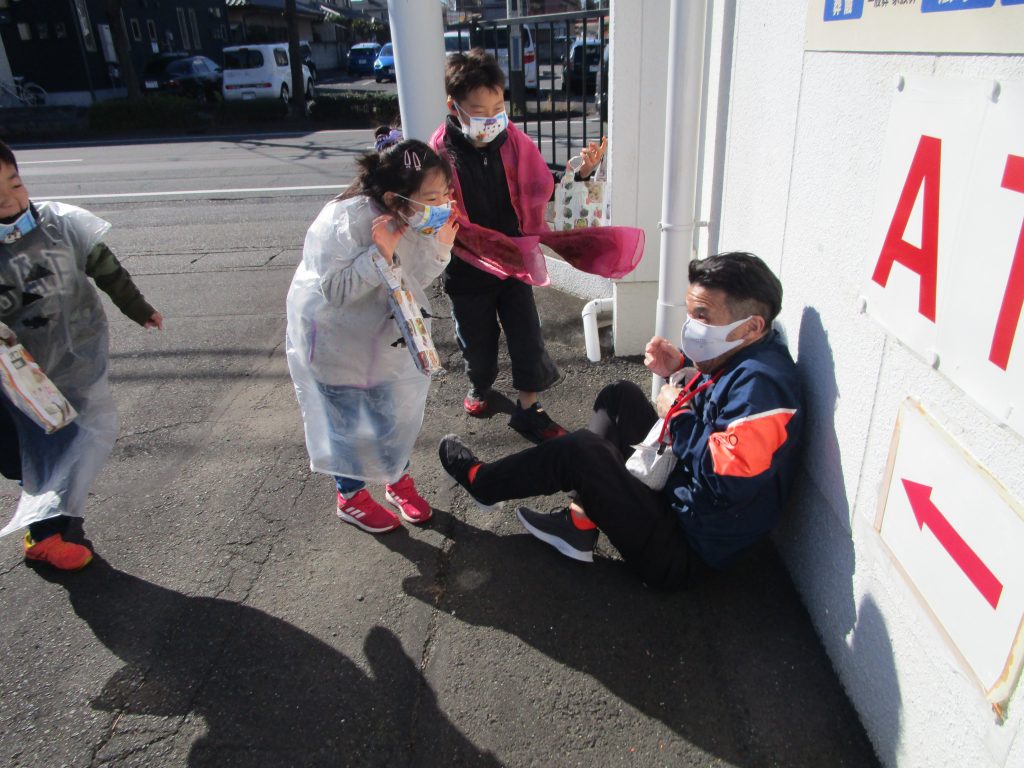 知ってる人だ！寝てるのかな・・