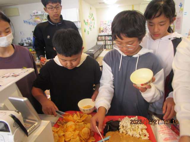 好きなお菓子を選んだよ。